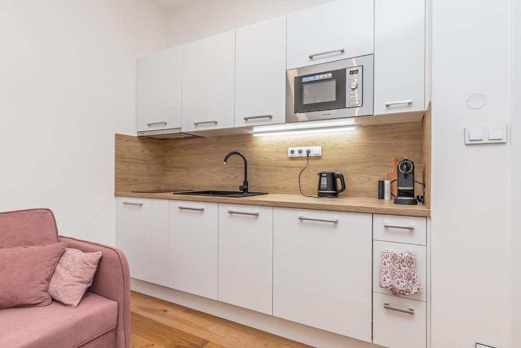 Cozy Quiet New Apartment In Karlin Square Prague Exterior photo